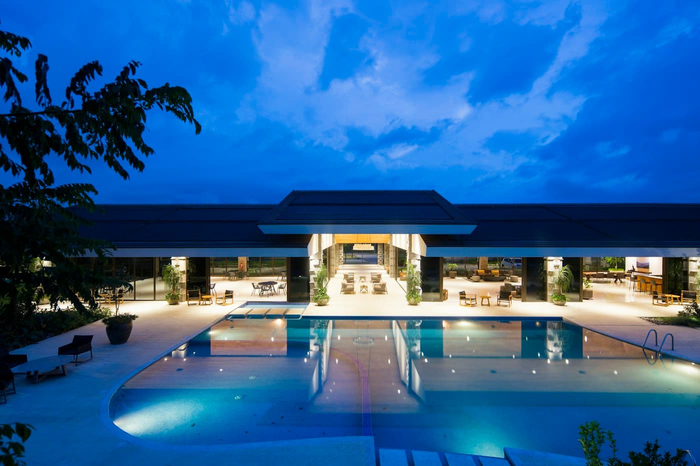 Hotels & resorts